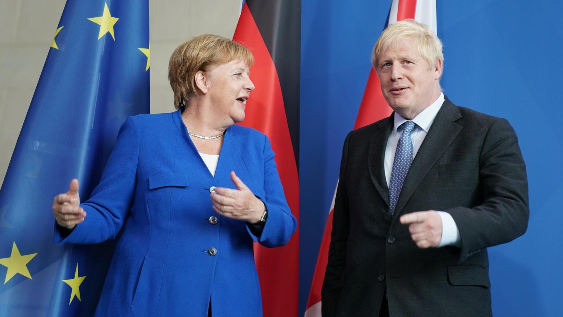 Das Foto zeigt Bundeskanzlerin Angela Merkel (CDU) und Boris Johnson, den Premierminister von Großbritannien.