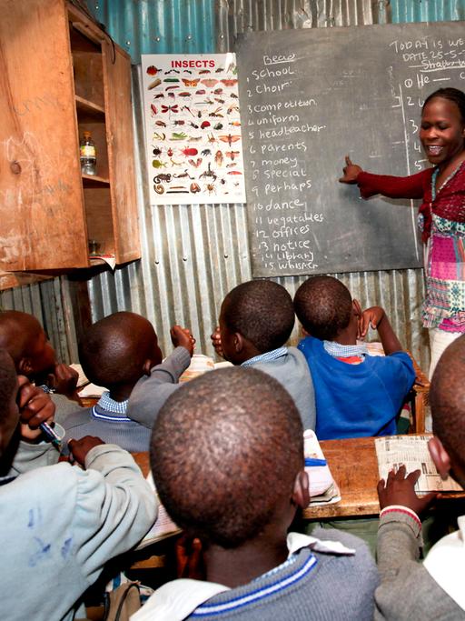 Schüler und Lehrerin in Kenia