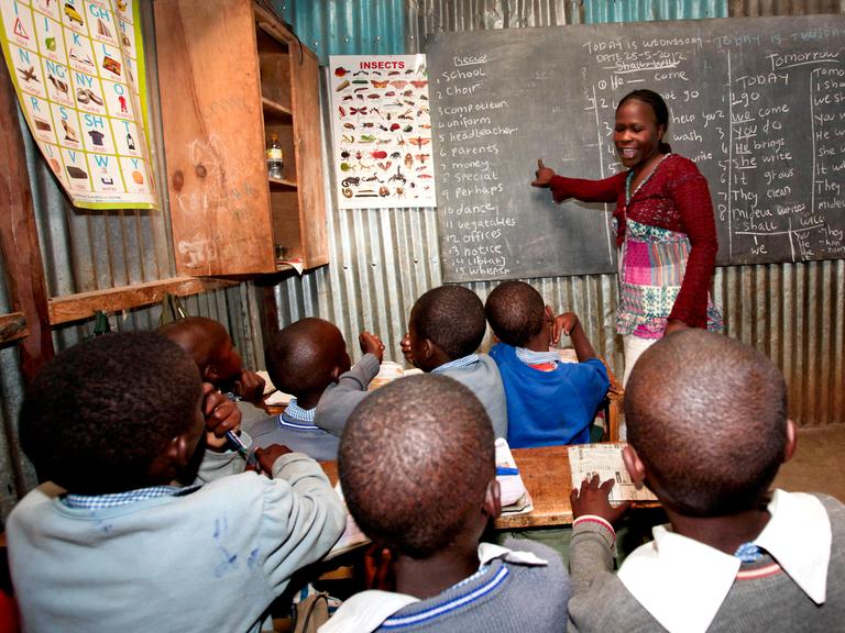 Schüler und Lehrerin in Kenia