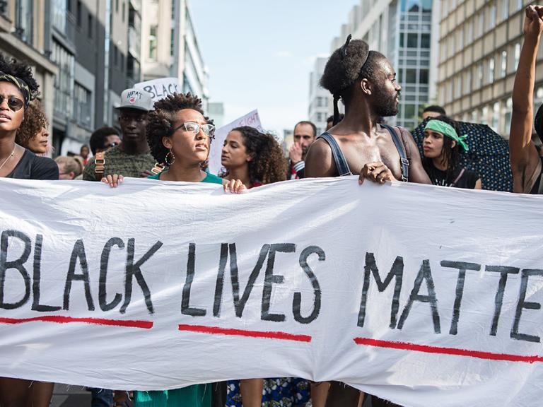 Demonstranten in Berlin halten am 10. Juli 2016 ein Transparent mit dem Twitter-Hashtag "#Black Lives Matter".