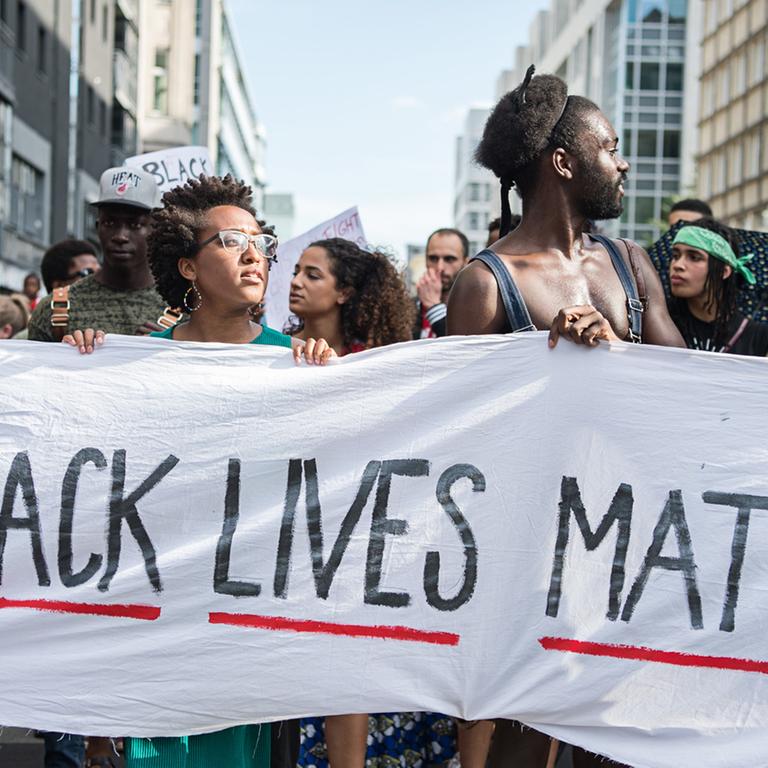 Demonstranten in Berlin halten am 10. Juli 2016 ein Transparent mit dem Twitter-Hashtag "#Black Lives Matter".