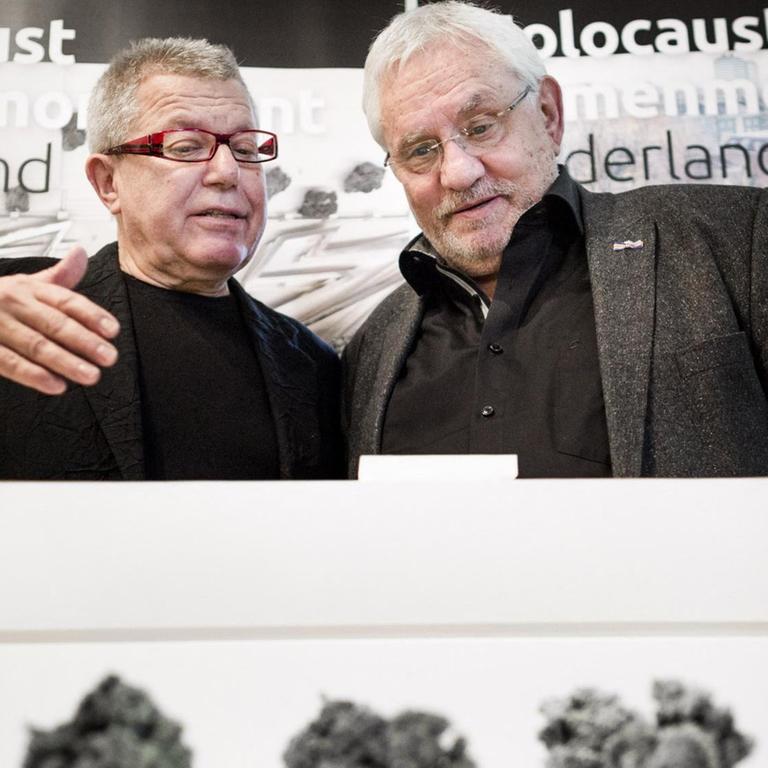 Der Architekt Daniel Libeskind spricht bei der Präsentation des Entwurfs des niederländischen Holocaust-Mahnmals der Namen in Amsterdam am 16. Dezember 2016 mit dem Vorsitzenden des niederländischen Auschwitz-Komitees, Jacques Grishaver.