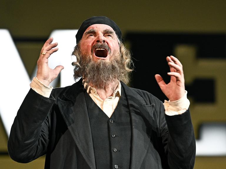 Peter Simonischek als Mendel Singer bei einer Fotoprobe von "Hiob" nach dem Roman von Joseph Rot im Burgtheater in Wien