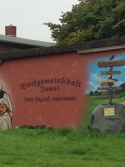 Eine Malerei an einer Hauswand in Jamel (Mecklenburg-Vorpommern). Hier sollen viele Menschen mit rechter Gesinnung leben.