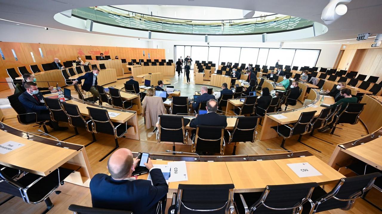 Hessen, Wiesbaden: Die Mitglieder des Lübcke-Untersuchungsausschusses im hessischen Landtag haben ihre Plätze im Plenarsaal eingenommen.