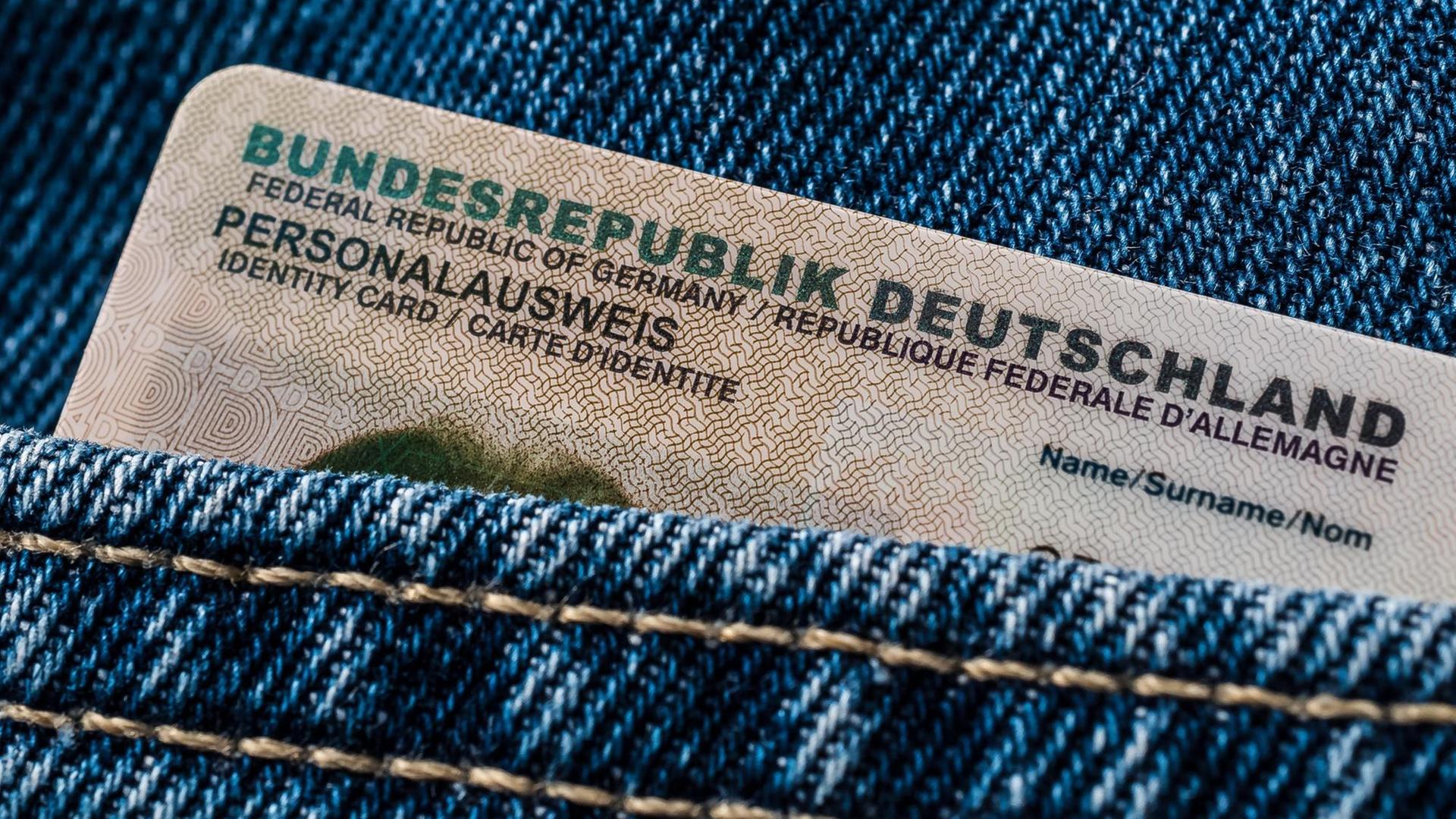 Ein deutscher Personalausweis ragt aus einer Hosentasche hervor