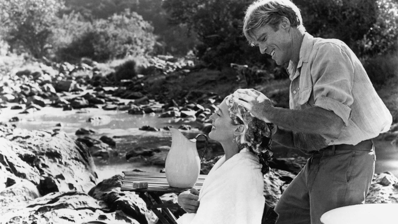 Der US-amerikanische Schauspieler Robert Redford wäscht Meryl Streep in einer Szene aus Sydney Pollacks Film "Jenseits von Afrika" von 1985 an einem Fluss die Haare.