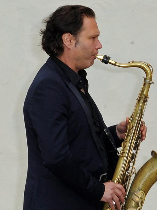 Musiker Mulo Francel spielt auf einem Saxophon.