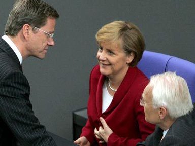 Der FDP-Vorsitzende Guido Westerwelle, die CDU-Kanzlerkandidatin Angela Merkel und der CSU-Vorsitzende Edmund Stoiber unterhalten sich im Reichstag. Der FDP-Vorsitzende Guido Westerwelle, die CDU-Kanzlerkandidatin Angela Merkel und der CSU-Vorsitzende Edmund Stoiber unterhalten sich im Reichstag.