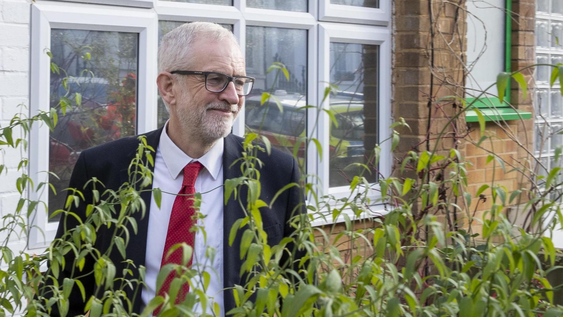 Labour-Chef Jeremy Corbyn vor seinem Haus nach der Wahlniederlage.