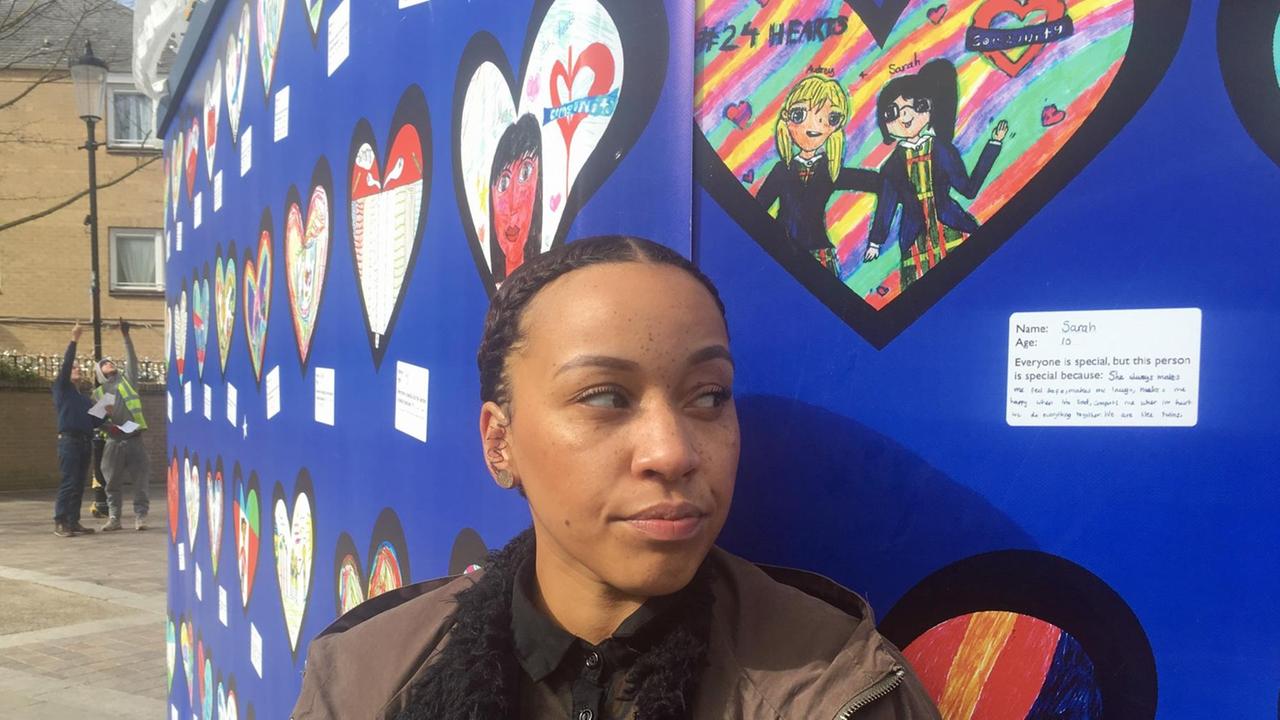 "Justice for Grenfell"-Aktivistin Tasha Brade vor einer mit Herzen bunt bemalten Wand