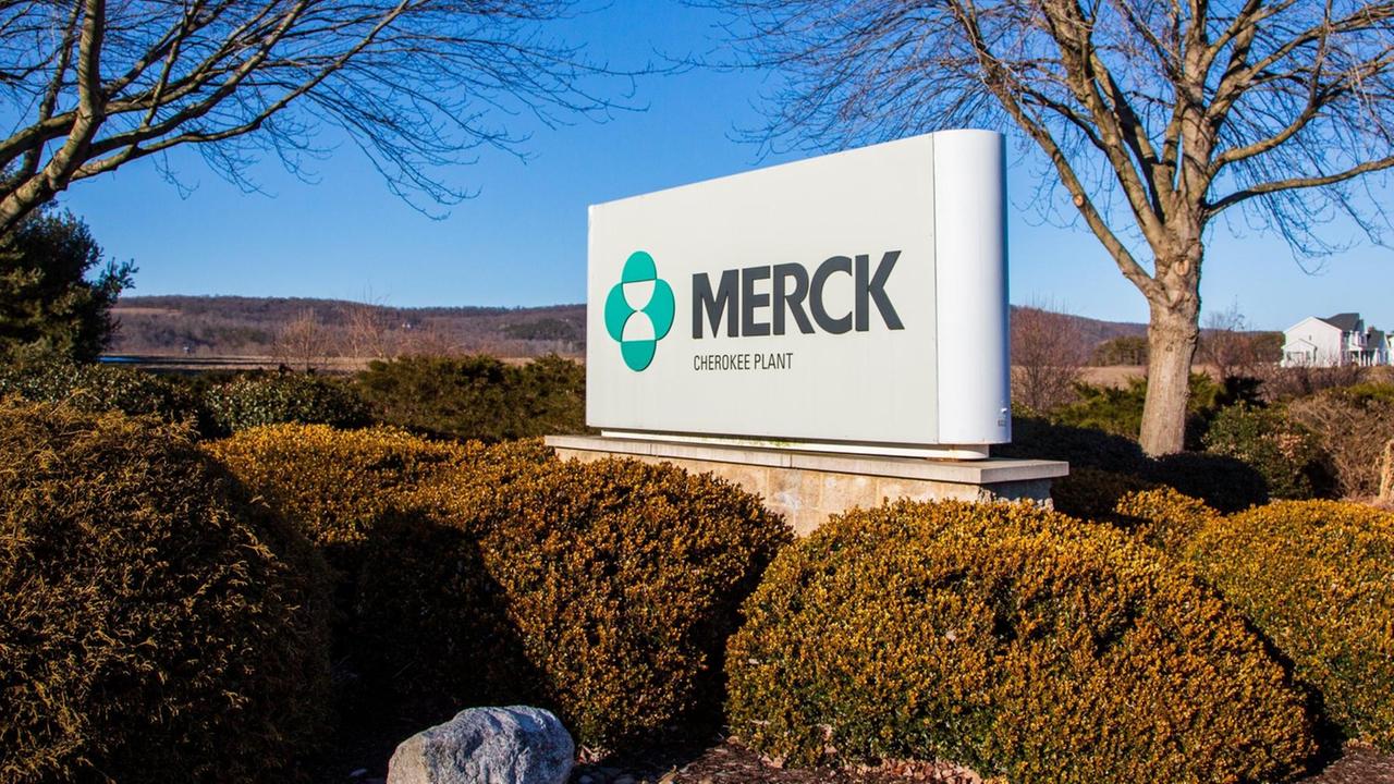 Firmenschild des Pharmakonzerns Merck