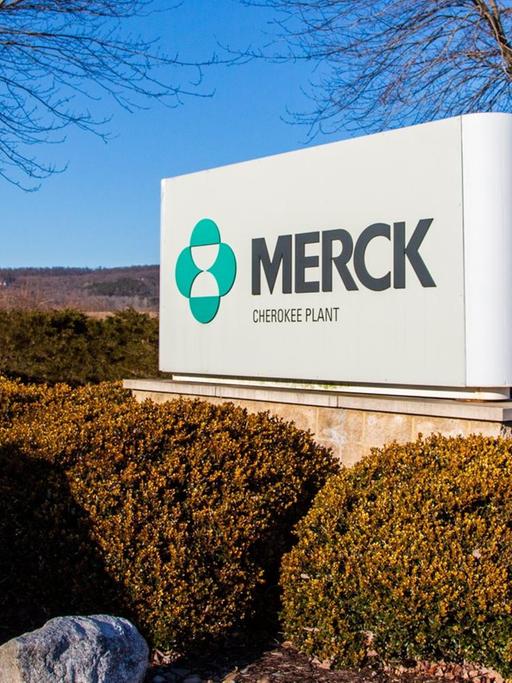 Firmenschild des Pharmakonzerns Merck