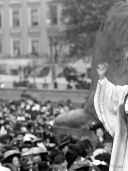 Budget 2017. Embargoed to 2230 Tuesday March 7 File photo dated 11/10/1908 of Suffragette Emily Pankhurst auf einer Versammlung auf Londons Trafalgar Square am 11.Oktober 1908 | PA/PA Wire / URN:30441471