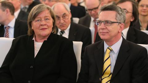 Bundesdatenschutzbeauftragte Andrea Voßhoff (CDU) bei ihrer Amtseinführung mit Bundesinnenminister Thomas de Maizière (CDU), nebeneinander auf Stühlen sitzend, beide schwarz gekleidet