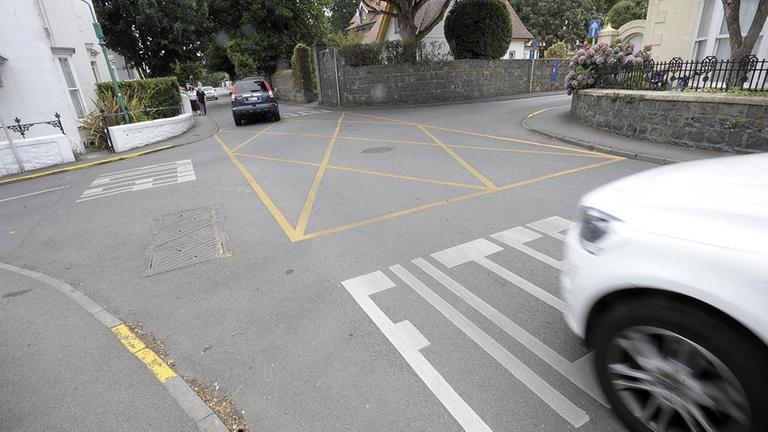 Nur auf Guernsey gibt es die Filter-Regelung für die Vorfahrt an Straßenkreuzungen.
