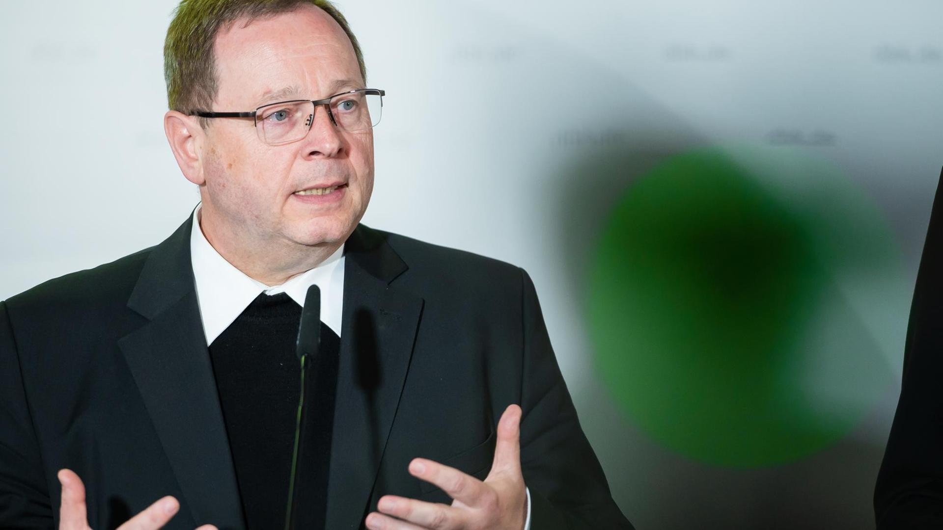 Georg Bätzing, neuer Vorsitzender der Deutschen Bischofskonferenz, vor einem Mikrofon