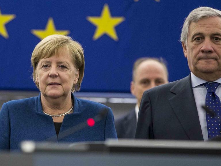Angela Merkel mit Antonio Tajani in Straßburg.