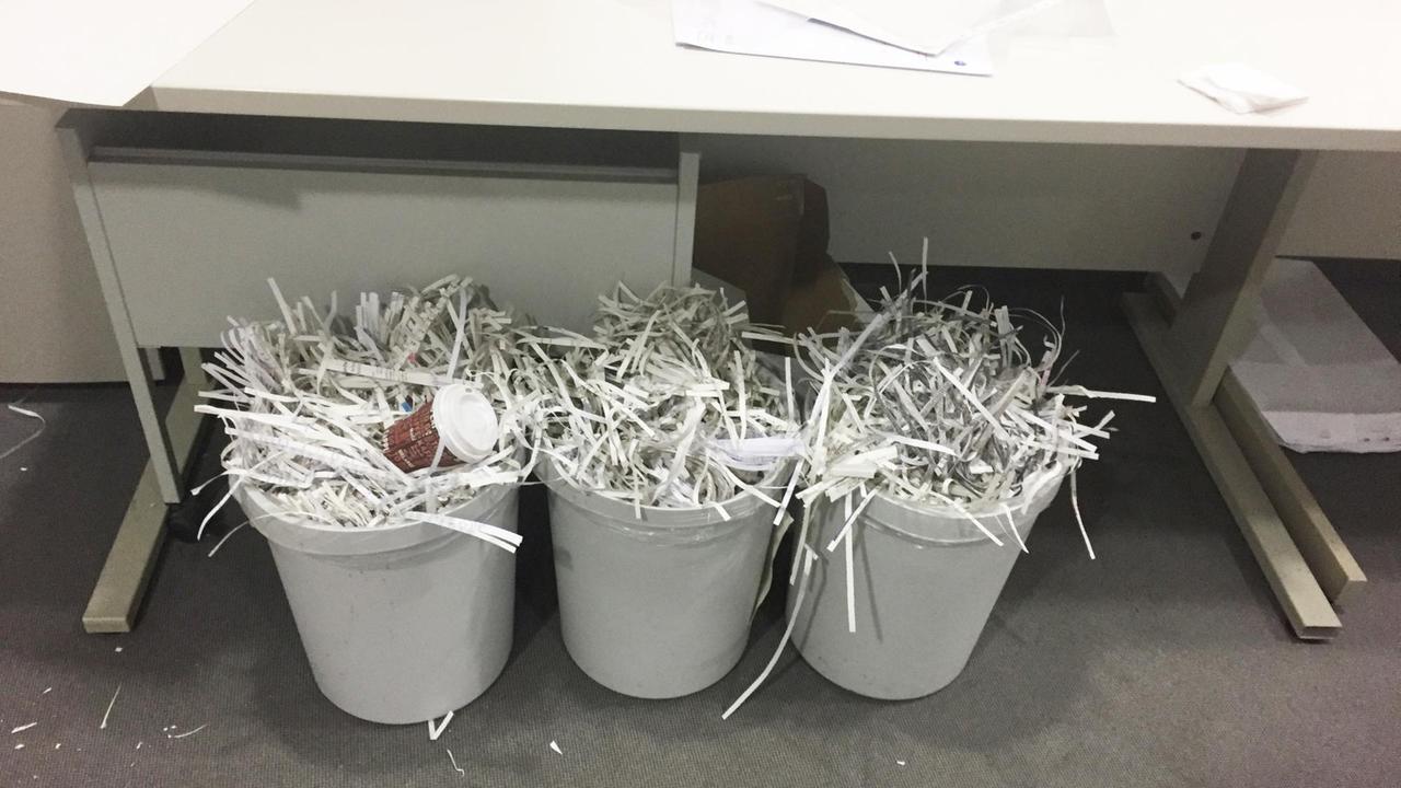 Mülleimer mit geschredderten Akten in einem verlassenen Büro der ehemaligen Fluggesellschaft Air Berlin
