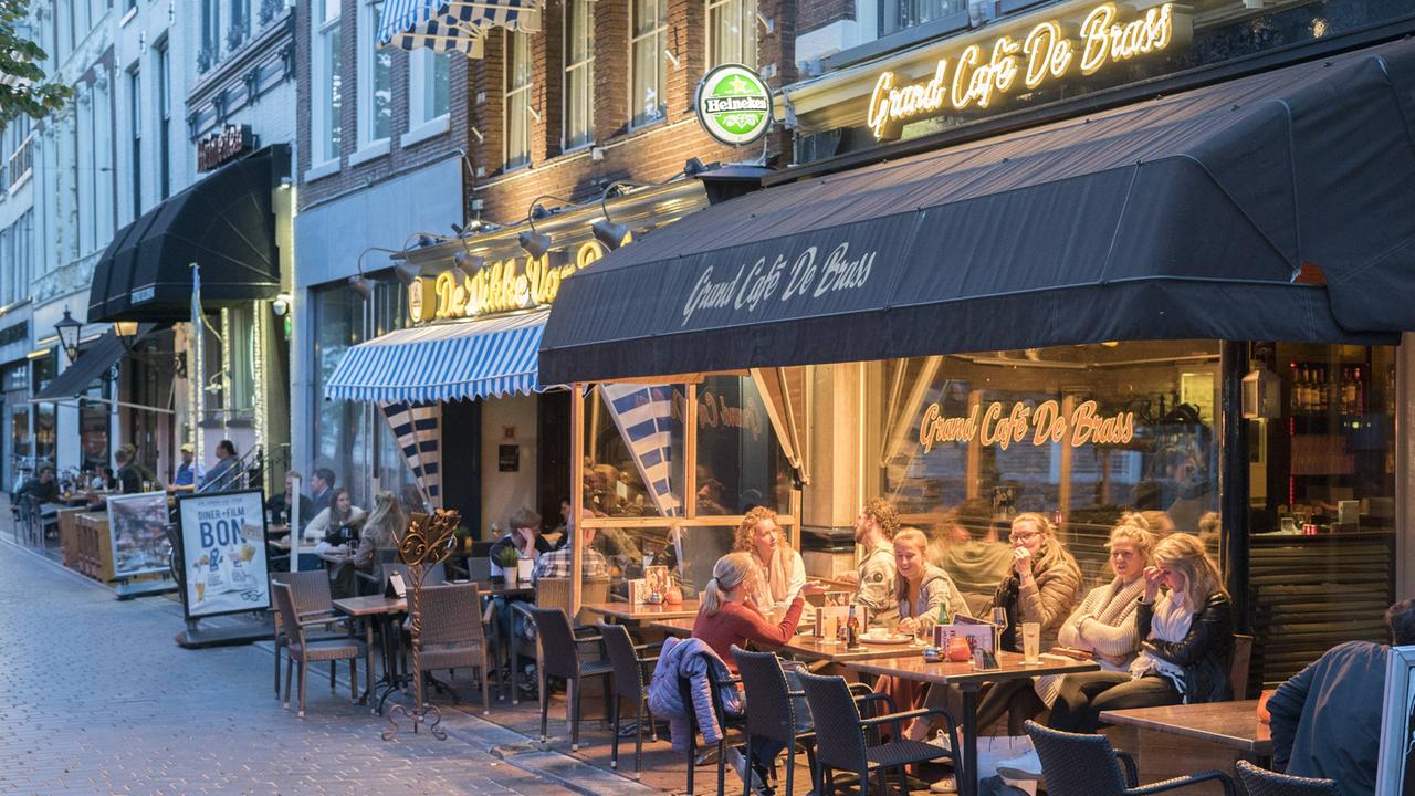Junge Leute sitzen im Grand Cafe de Brass in Leeuwarden.