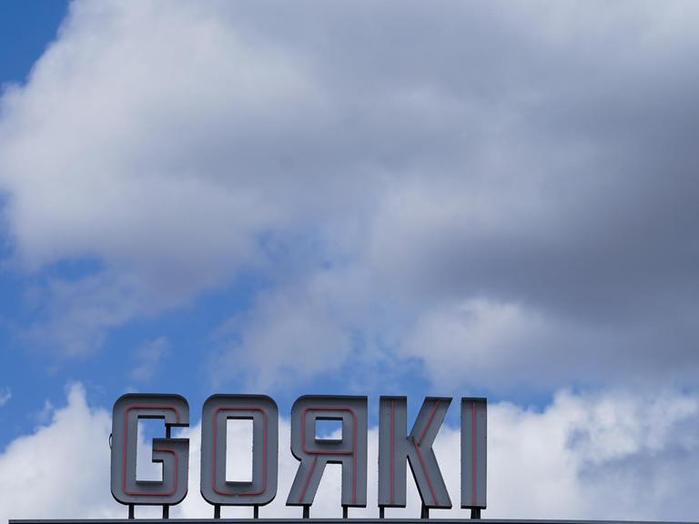 Blick auf das Namensschild des Maxim-Gorki-Theaters.