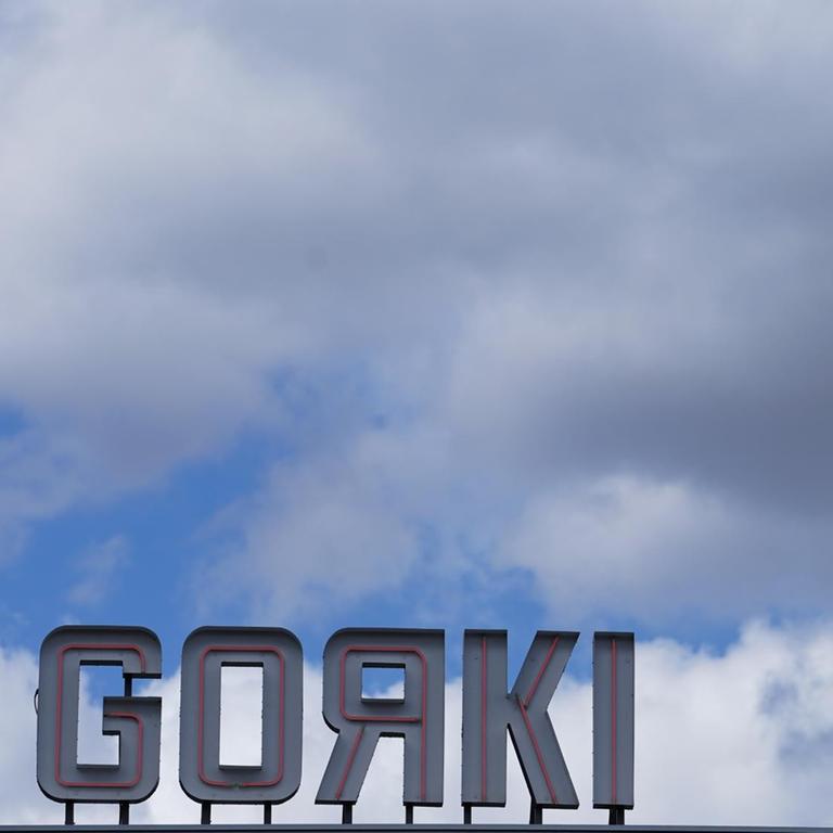 Blick auf das Namensschild des Maxim-Gorki-Theaters. 