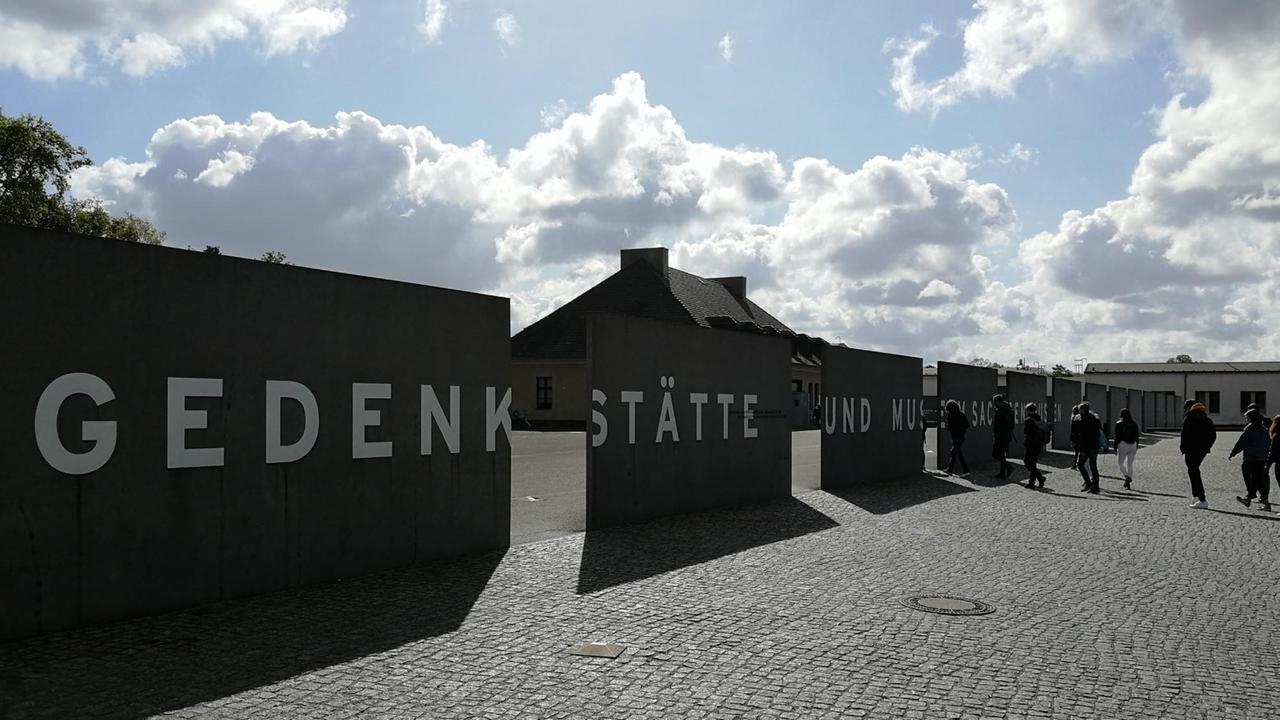 Das Bild zeigt den Eingang der Gedenkstätte Sachsenhausen.