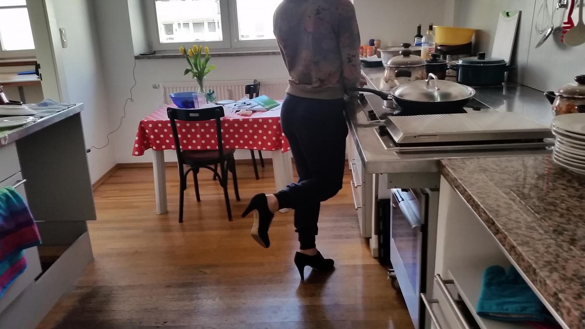 Die transsexuelle Sofia steht in der Küche der Wohnung in Nürnberg, die der Verein Fliederlich speziell für homo- und transsexuelle Flüchtlinge bereitstellt.