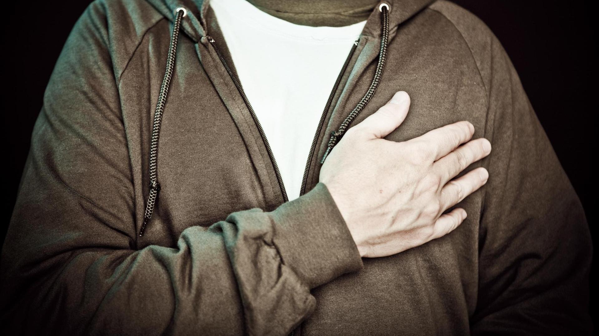 Ein Mann legt seine Hand auf das Herz für einen Schwur. (Symbolbild)