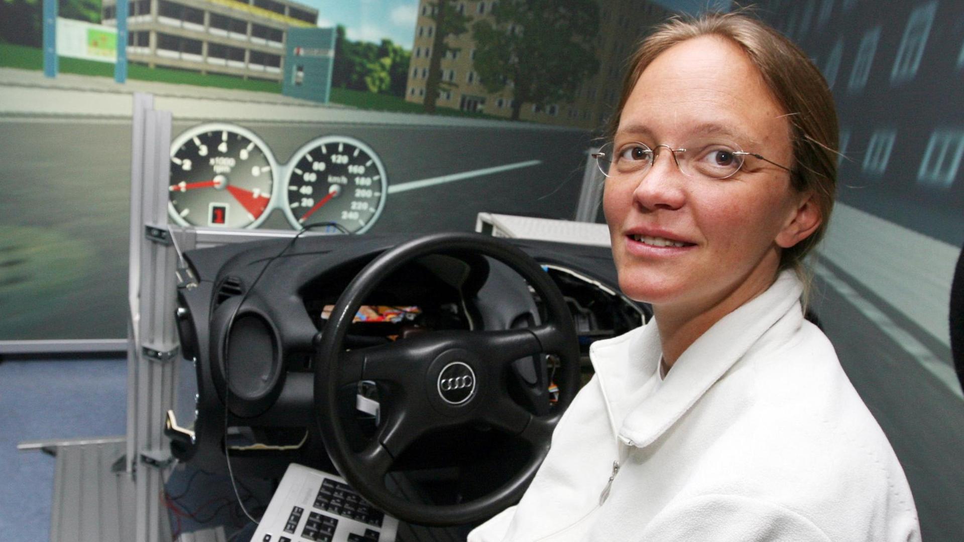 Britta Nestler, Professorin für Informatik an der Fachhochschule Karlsruhe, arbeitet in einem 3D-Projektionsraum an einem Fahrsimulator. Britta Nestler, Professorin für Informatik an der Fachhochschule Karlsruhe, arbeitet in einem 3D-Projektionsraum an einem Fahrsimulator.