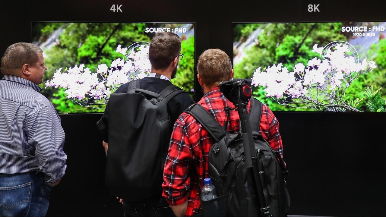 (180831) -- BERLIN, Aug. 31, 2018 (Xinhua) -- Visitors compare the image quality of a QLED 8K television with a 4K television at the booth of Samsung during the 2018 IFA consumer electronics fair in Berlin, capital of Germany, on Aug. 31, 2018. The IFA 2018, which attracts 1,814 exhibitors from all over the world, kicked off on Friday and will last until Sept. 5. (Xinhua/Shan Yuqi) | Keine Weitergabe an Wiederverkäufer.