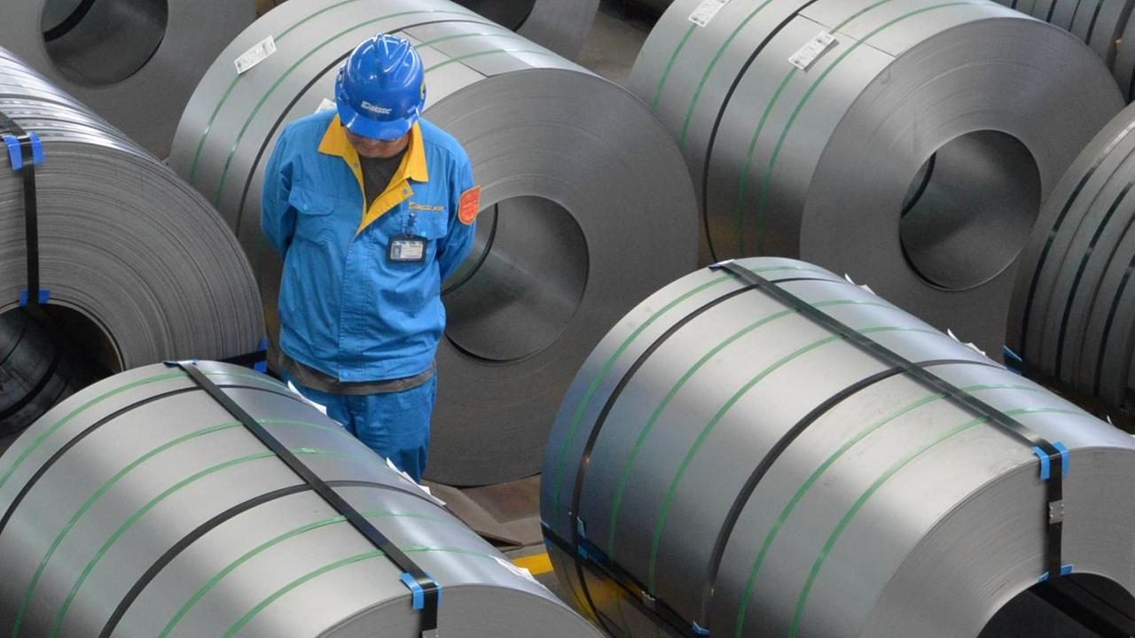 Ein chinesischer Arbeiter vor einer grossen Stahllieferung, 9.Mai 2020.