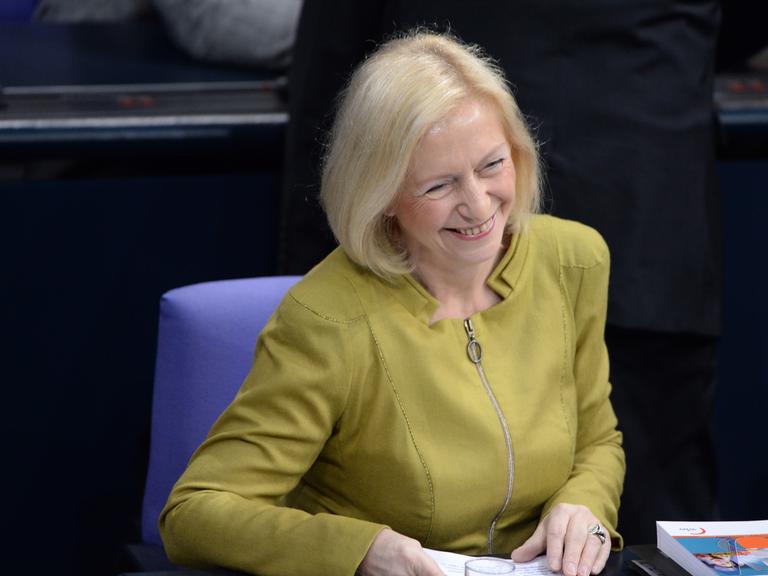Bildungsministerin Johanna Wanka (CDU) verfolgt am 16.01.2014 in Berlin die Sitzung des Bundestages. Eines der Themen der Beratung war der Jahresbericht zum Stand der Deutschen Einheit.
