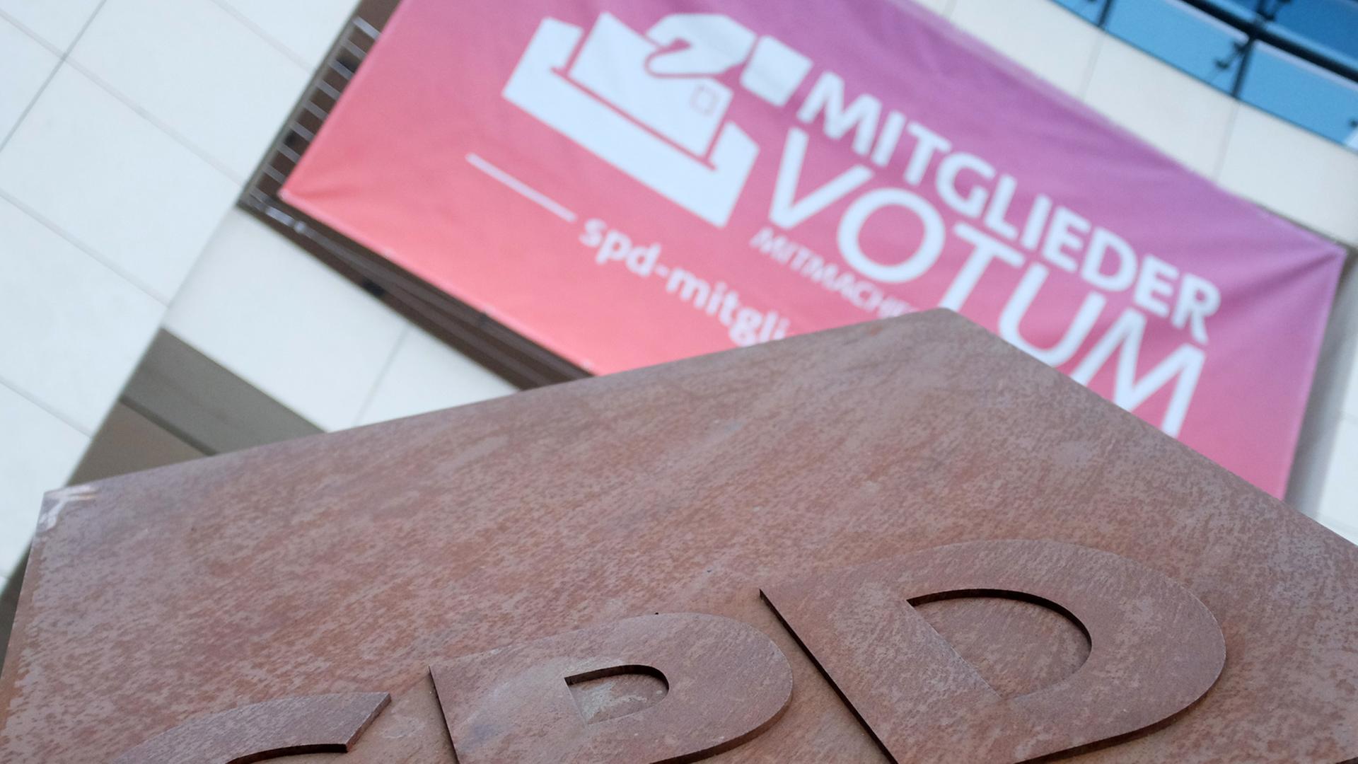 Am Willy-Brandt-Haus in Berlin hängt Werbeplakat für das Mitgliedervotum der SPD. In der Nacht zum 13.12.2013 endet die Möglichkeit Stimmabgab