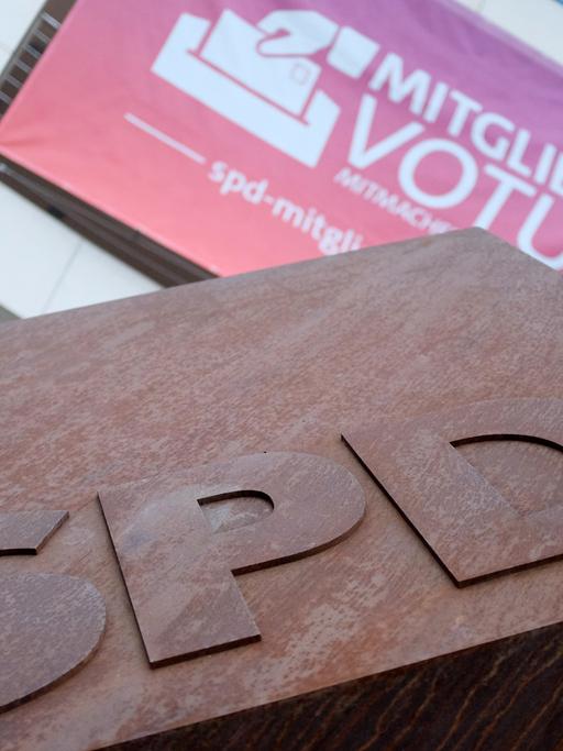 Am Willy-Brandt-Haus in Berlin hängt Werbeplakat für das Mitgliedervotum der SPD. In der Nacht zum 13.12.2013 endet die Möglichkeit Stimmabgab