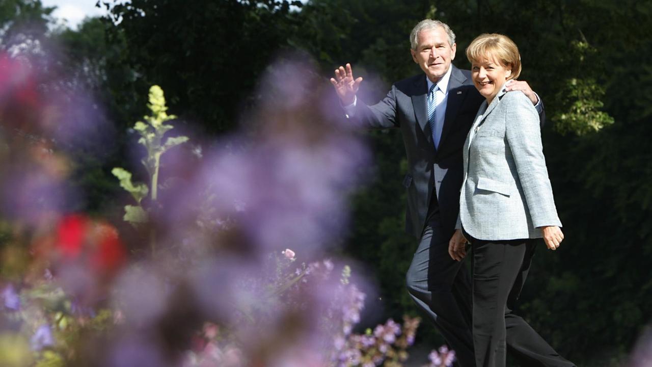 Bundeskanzlerin Angela Merkel (CDU) und US-Präsident George W. Bush spazieren am Mittwoch (11.06.2008) durch den Schlosspark des Gästehauses der Bundesregierung im brandenburgischen Meseberg.