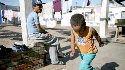 Gail Horne aus Cape Town hat im Cravenby Care Centre in Parow, Südafrika mit ihrem 10-jährigen Sohn Glen Schutz gefunden.