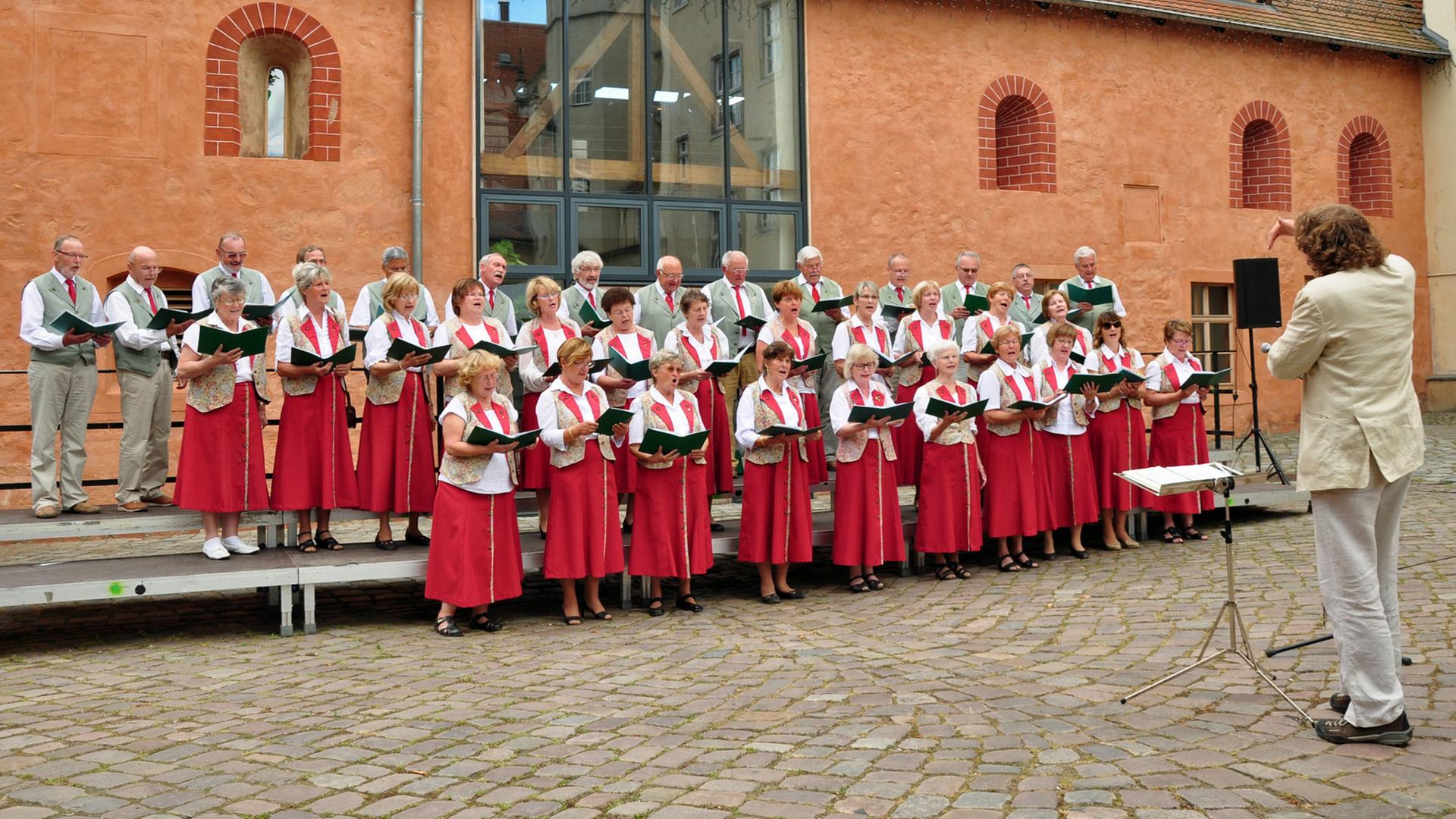 Der Winzerchor Spaargebirge aus Meißen singt hier im Klosterhof von Riesa, Juni 2014.