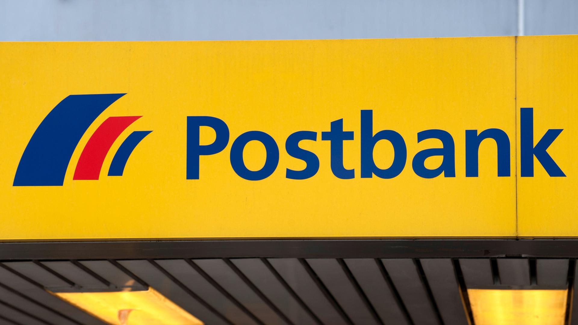 Logo der Postbank vor einer Filiale in Essen.