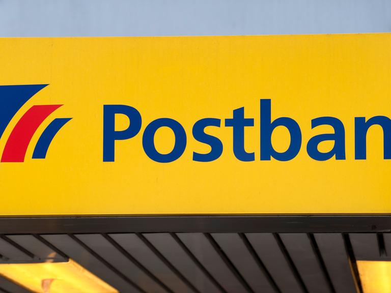 Logo der Postbank vor einer Filiale in Essen.