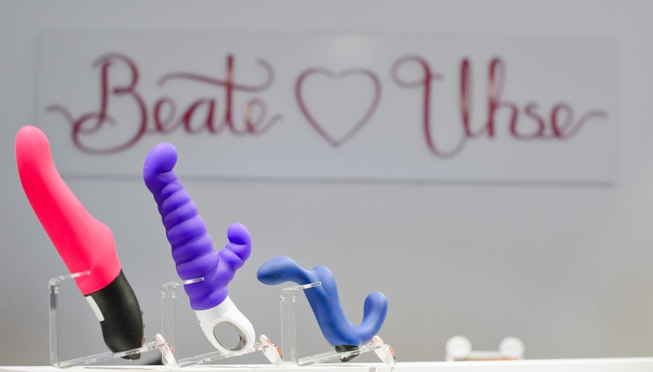 Vibratoren und Dildos stehen in einem Sex-Shop der Beate Uhse AG.