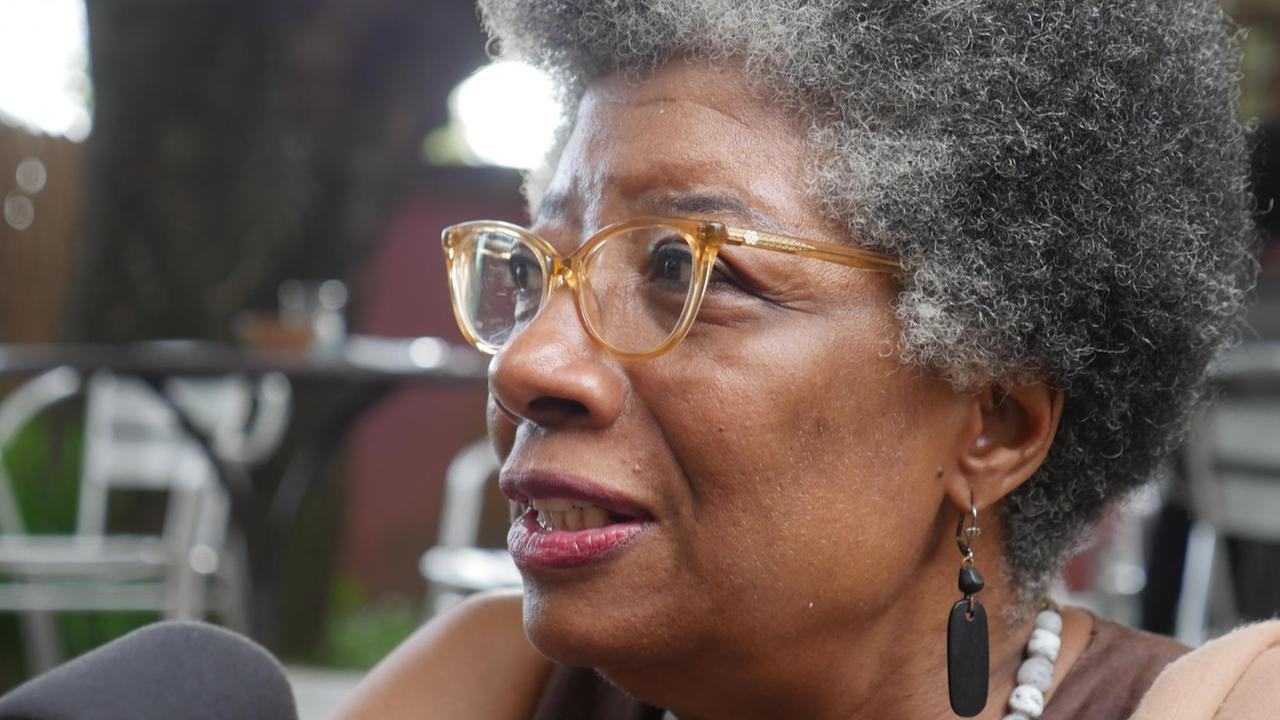 Marilyn Douala Bell, Urenkelin des ermordeten Rudolf Douala Manga Bell, möchte, dass Deutschen und Kamerunern ihre gemeinsame Geschichte bewusst wird. Sie hat grau-schwarze Haare und trägt eine Brille.