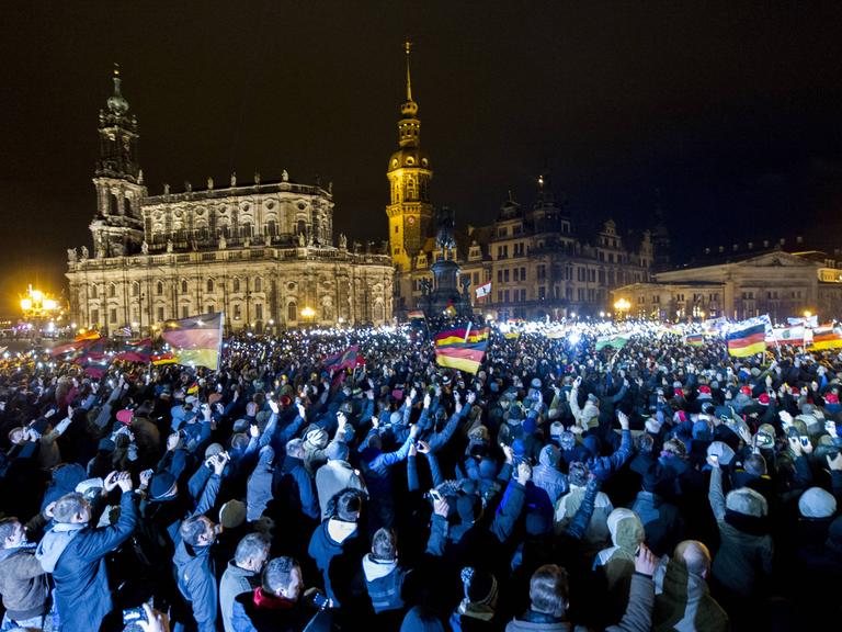 Teilnehmer einer Demonstration des Bündnisses Patriotischer Europäer gegen Islamisierung des Abendlandes (Pegida) sind am Montagabend (22.12.14) auf dem Theaterplatz in Dresden versammelt.