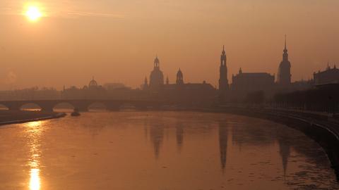 Sonnenaufgang über der Altstadt von Dresden und der Elbe