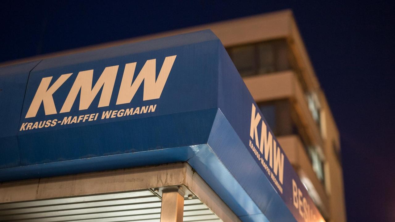 Das Logo von Krauss-Maffei Wegmann (KMW) ist am 18.11.2015 am Werk des Rüstungsunternehmens in München (Bayern) zu sehen. 