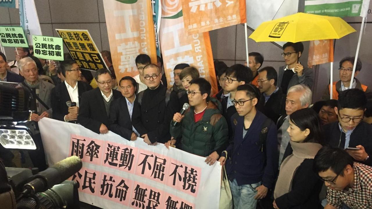 Demokratie-Aktivisten treten vor die Presse in Hongkong.