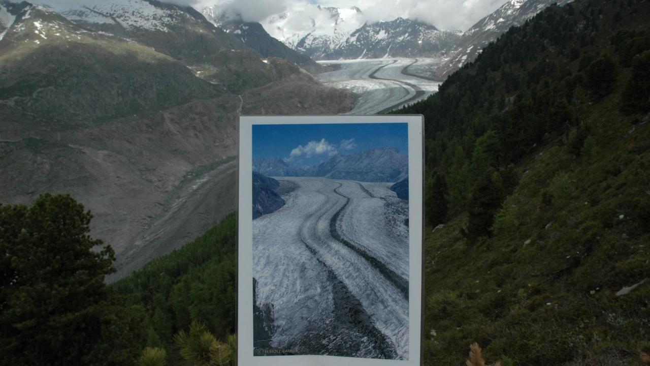 Ein Foto mit dem Aletschgletscher von 1856 vor dem Gletscher im Zustand von 2007.
