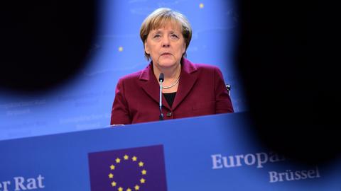 Bundeskanzlerin Angela Merkel (CDU) spricht am Ende des EU-Gipfels in Brüssel.