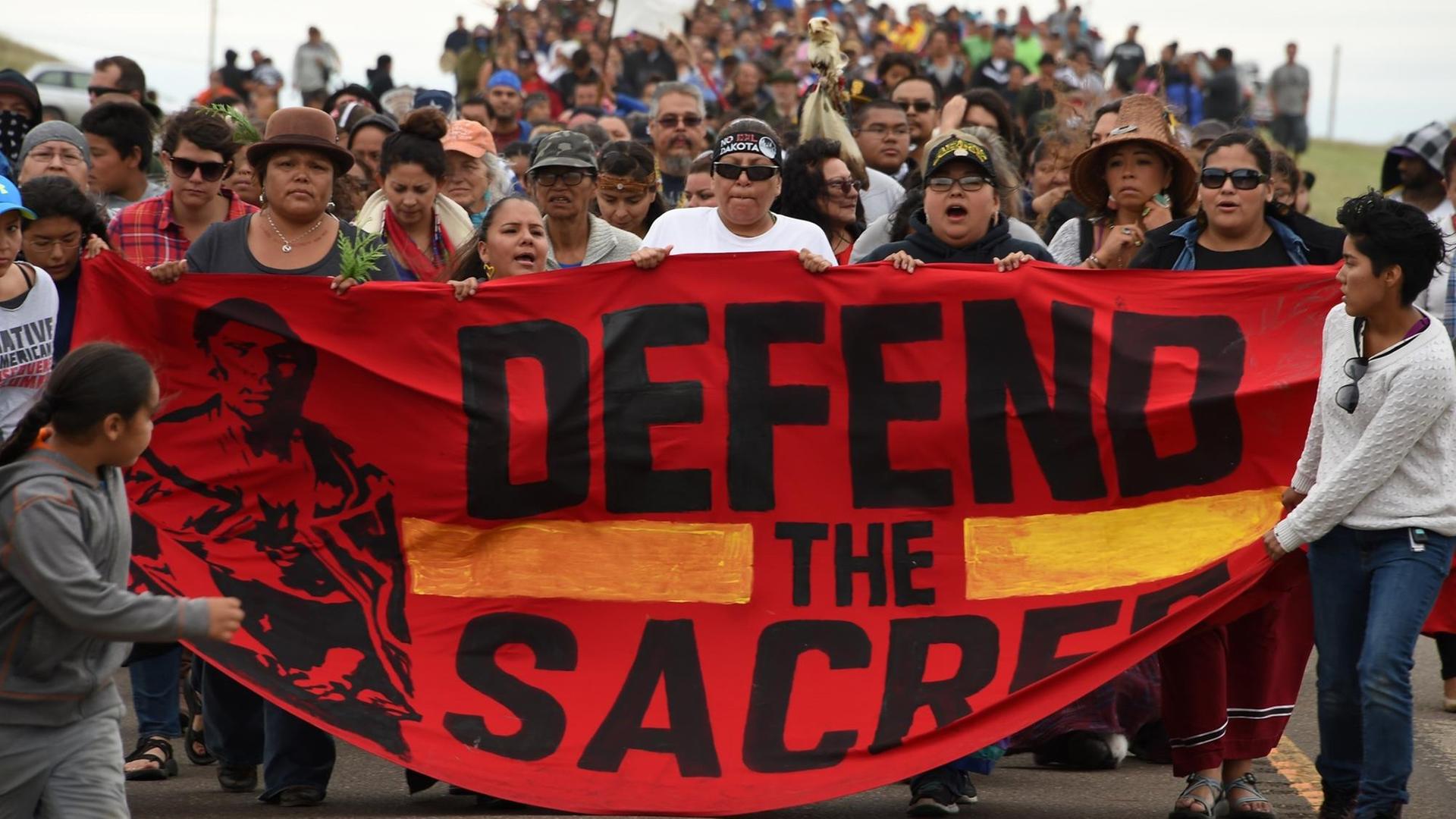 Sioux-Indianer protestieren gegen den Bau einer Ölpipeline entlang eines Reservates im US-Bundestaat North Dakota.