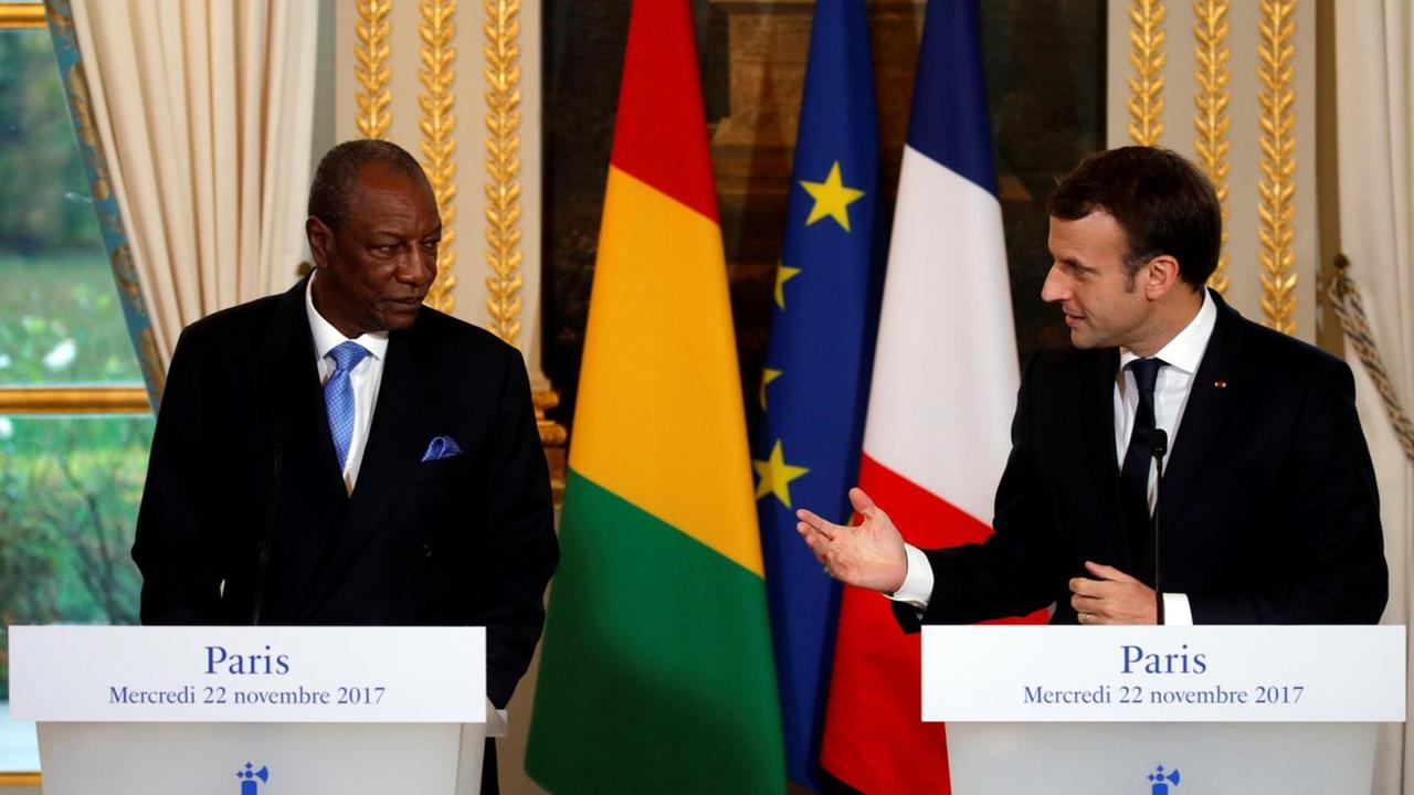 French President Emmanuel Macron (R) and Guinea's President Alpha Condé hold a joint press conference following a meeting at the Elysée Palace in Paris, on November 22, 2017.